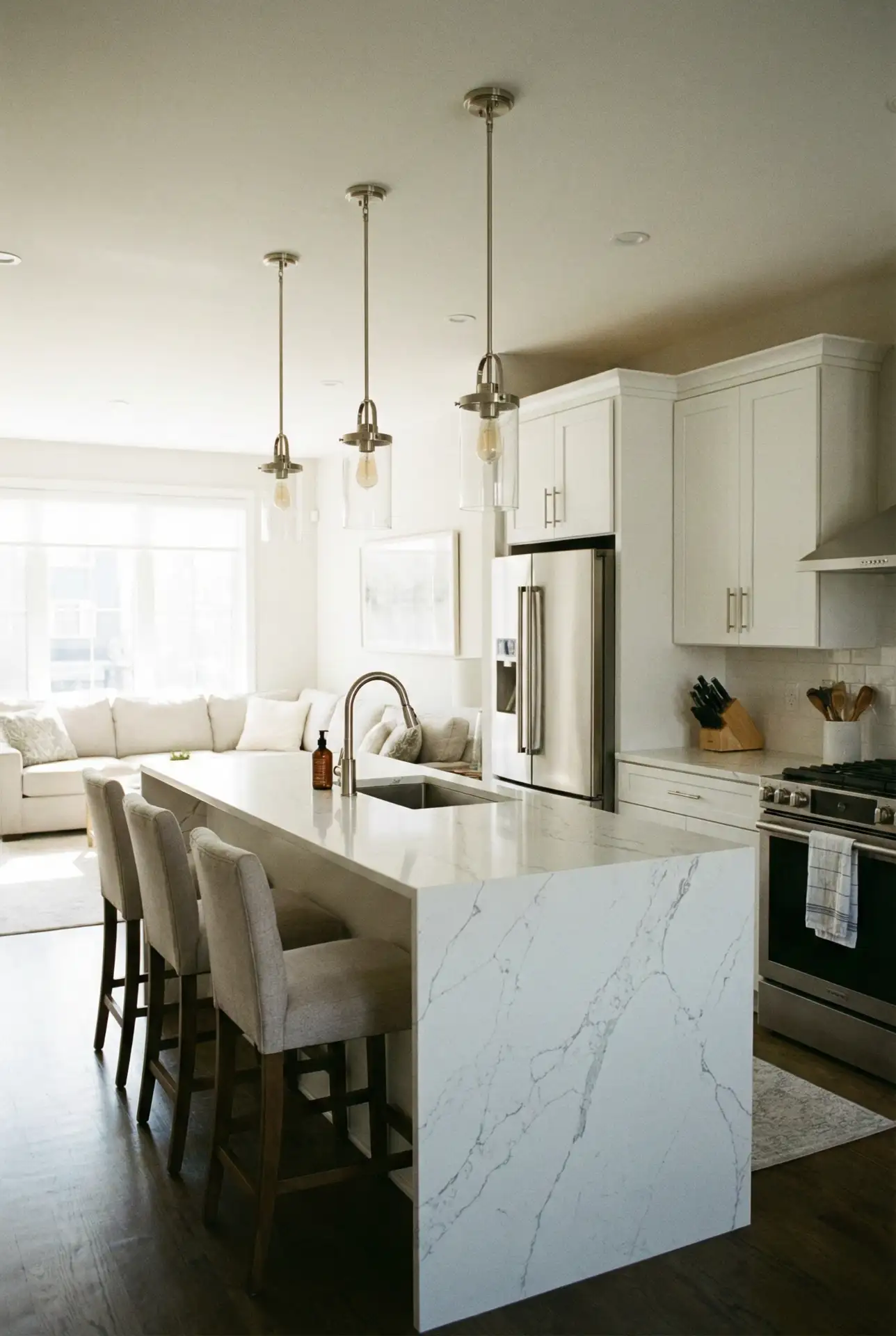 Peninsula Kitchen With Built-In Breakfast Bar 2