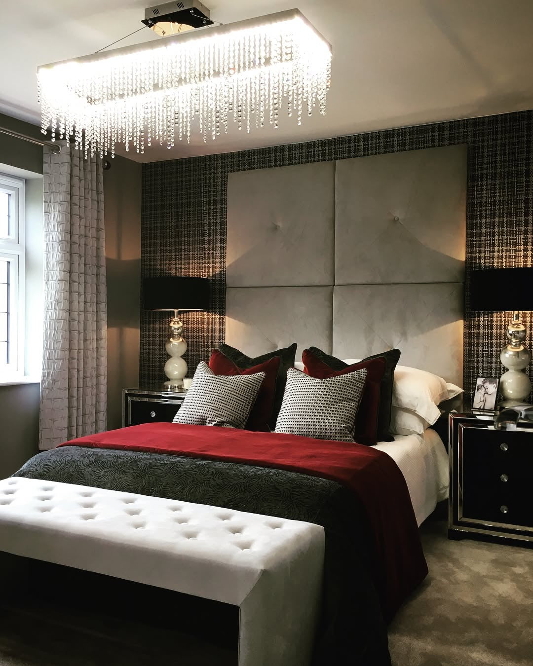 15 Stunning Red And Black Bedroom Ideas to Copy - Mockup Hunt