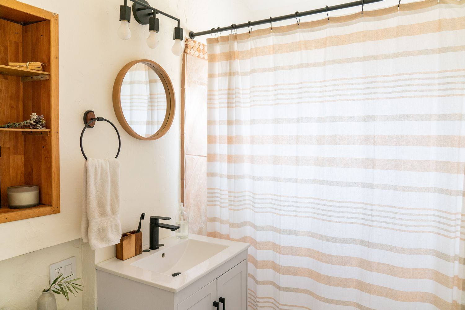 17 Ways to Beautify a Small Bathroom Without Remodeling