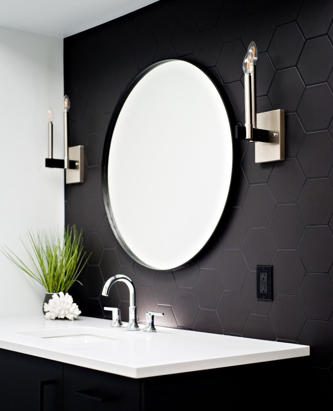 20 Stunning Black & White Bathrooms That Are Always Stylish