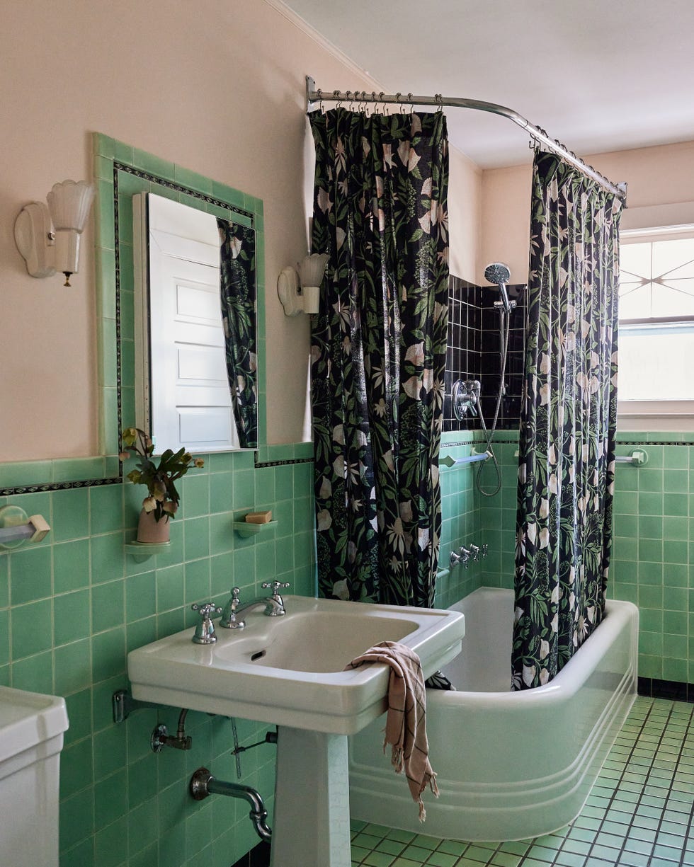 6 Reasons Why Designers Never Get Rid of Retro Bathroom Tiling