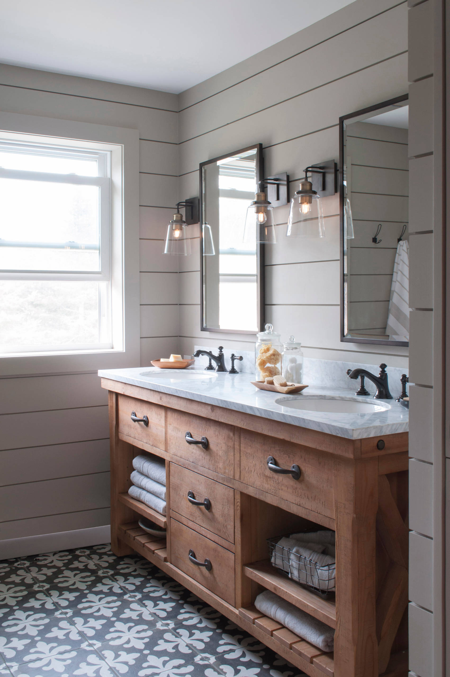 75 Farmhouse Bathroom Ideas You'll Love - April, 2026 | Houzz