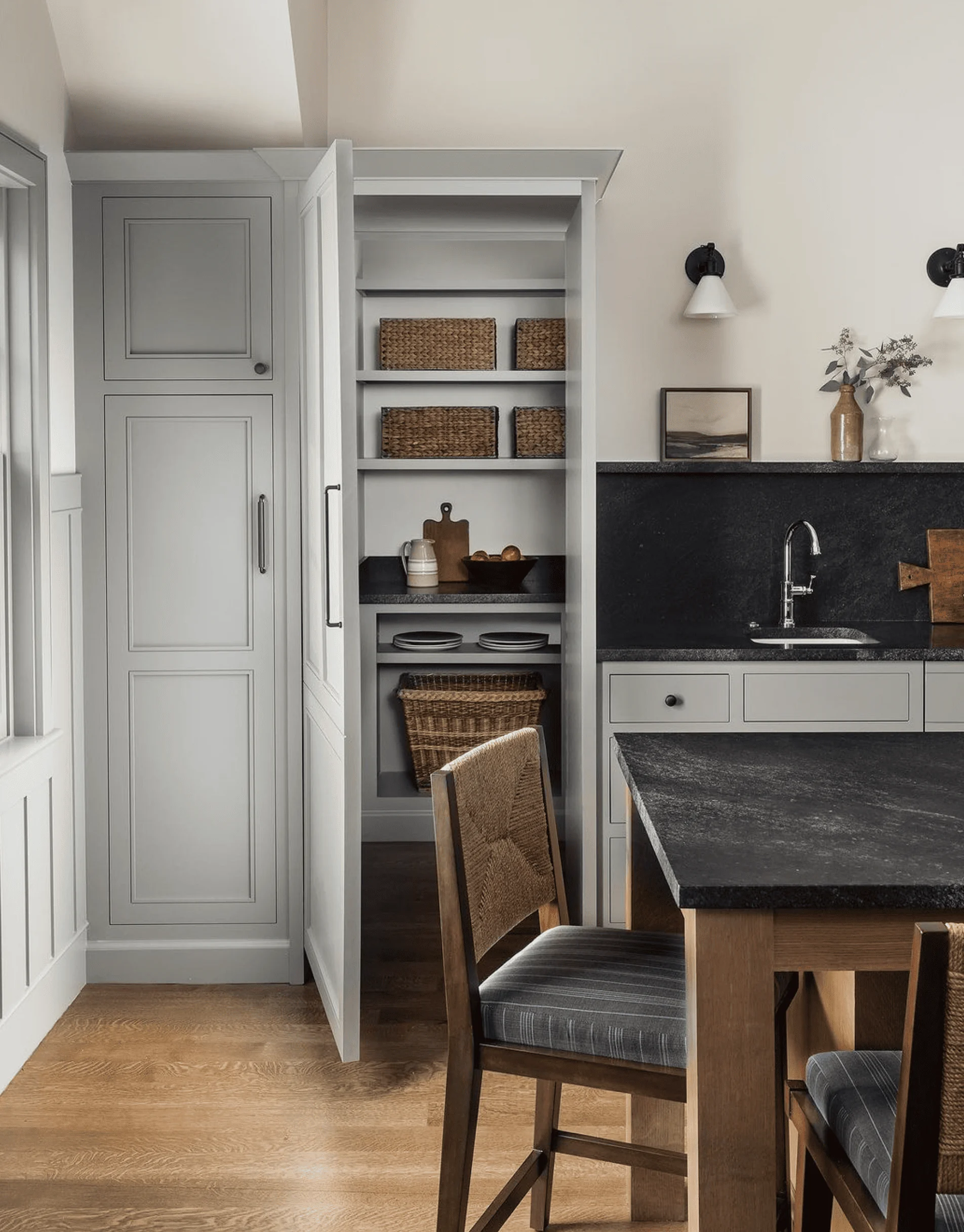 Hidden Pantry : Maximizing Storage in Your Kitchen