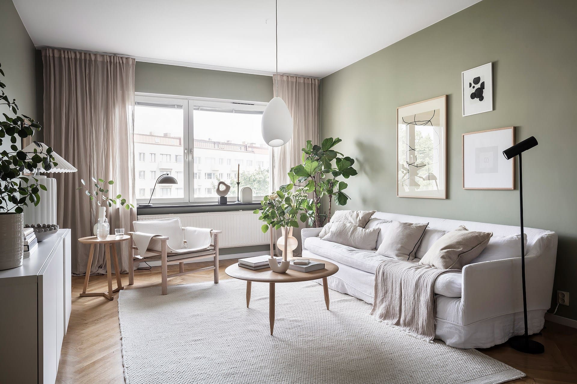 Minimalist living room with sage green walls - COCO LAPINE DESIGNCOCO LAPINE DESIGN
