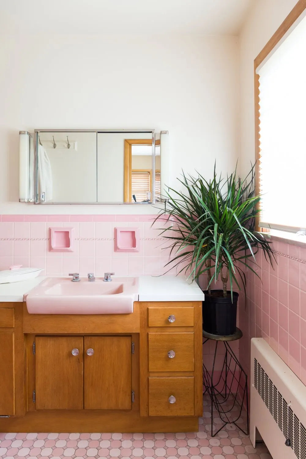 Stylish Vintage + Modern Pink Bathrooms We Love – Odele Beauty