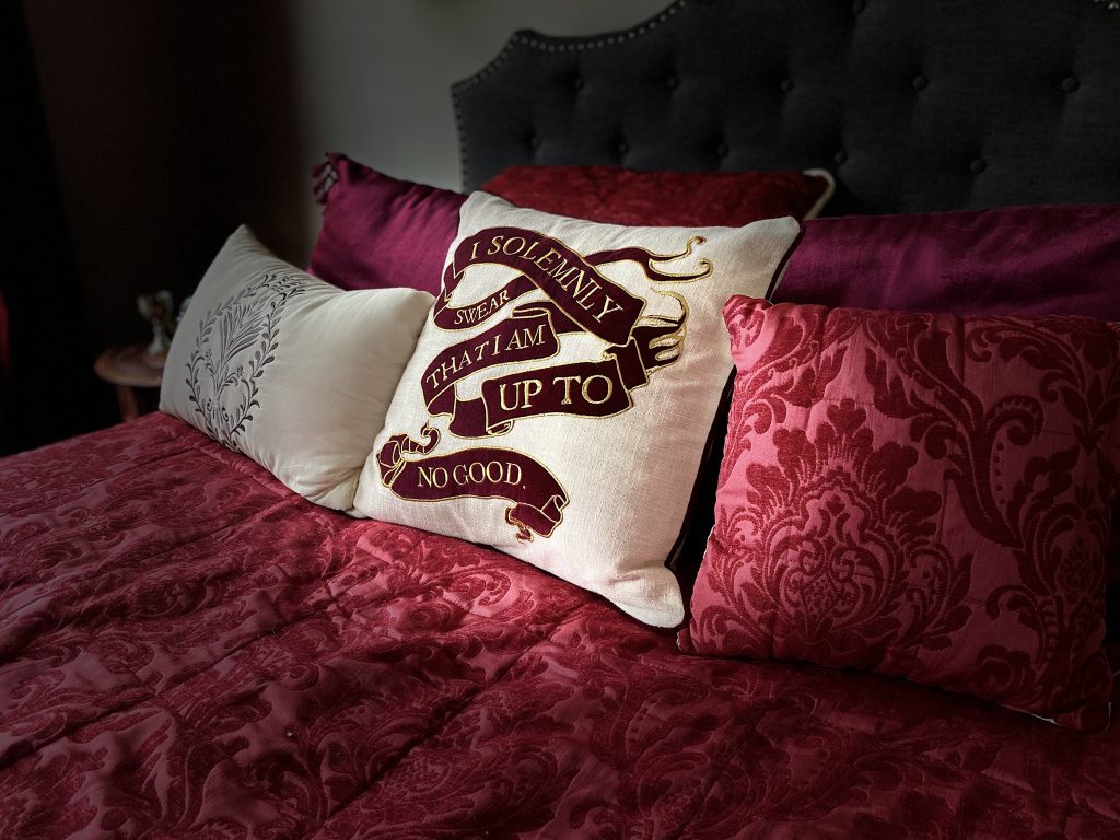 10 Ideas to Create Your Own DIY Harry Potter Decor Bedroom - Classy Mommy
