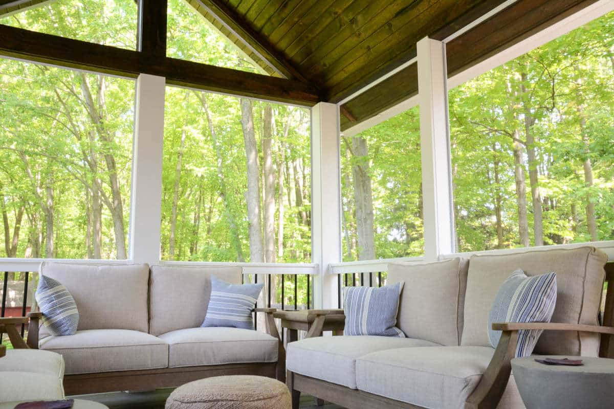 10 Screened-In Porch Decorating Ideas For Any Budget - The DIY Nuts
