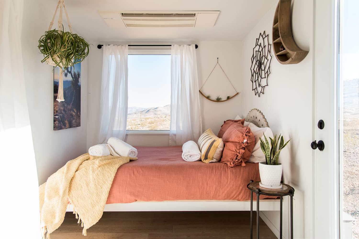 22 Small Guest Bedroom Ideas to Maximize Your Space