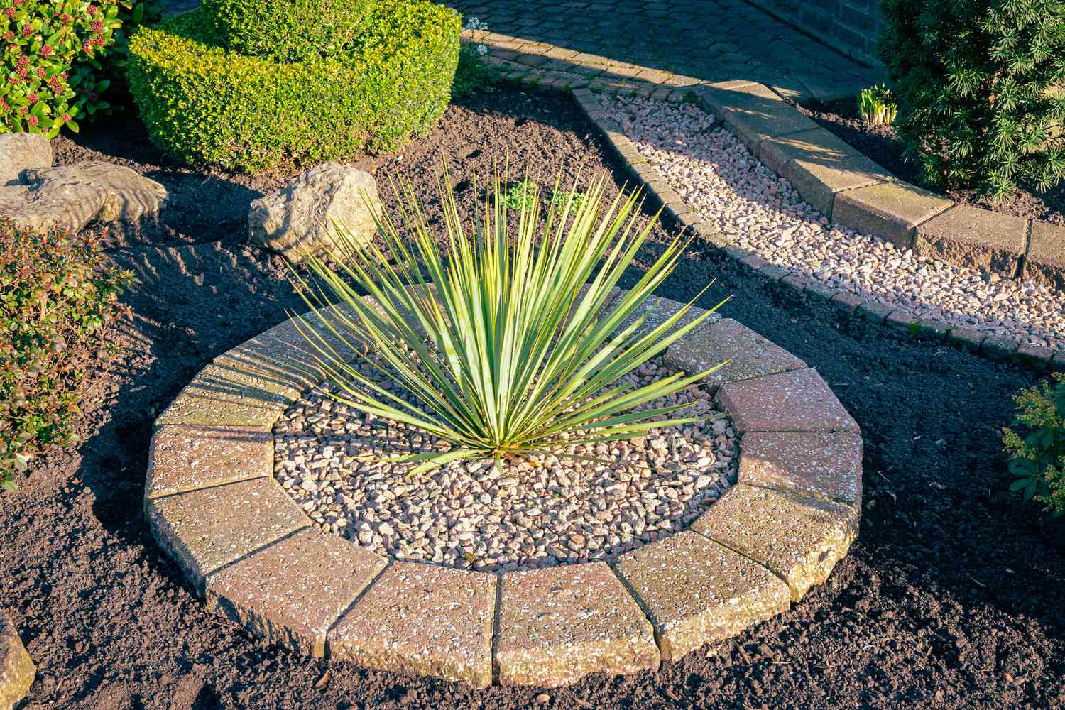 23 River Rock Landscaping Ideas for Your Garden and Yard