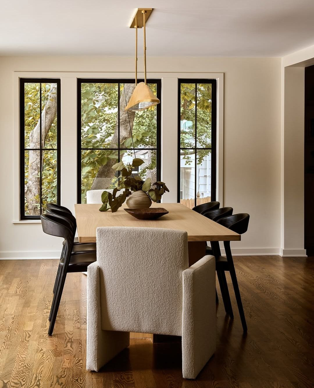 25 Dining Chair Trends in 2026 That Work in Tiny Apartments and Open Layouts Alike