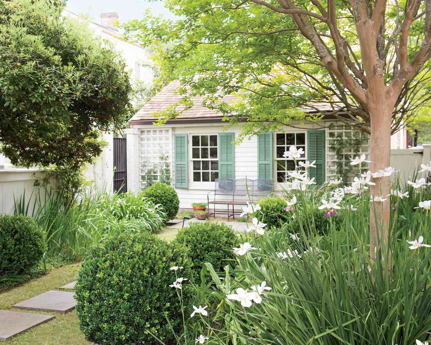 25 Small Backyard Ideas That Turn Any Space Into A Relaxing Outdoor Oasis