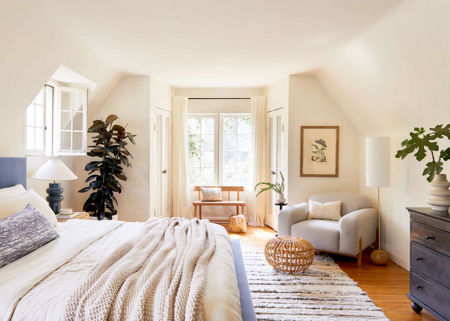 30 Inspiring Ideas for Small Attic Rooms With Low Ceilings