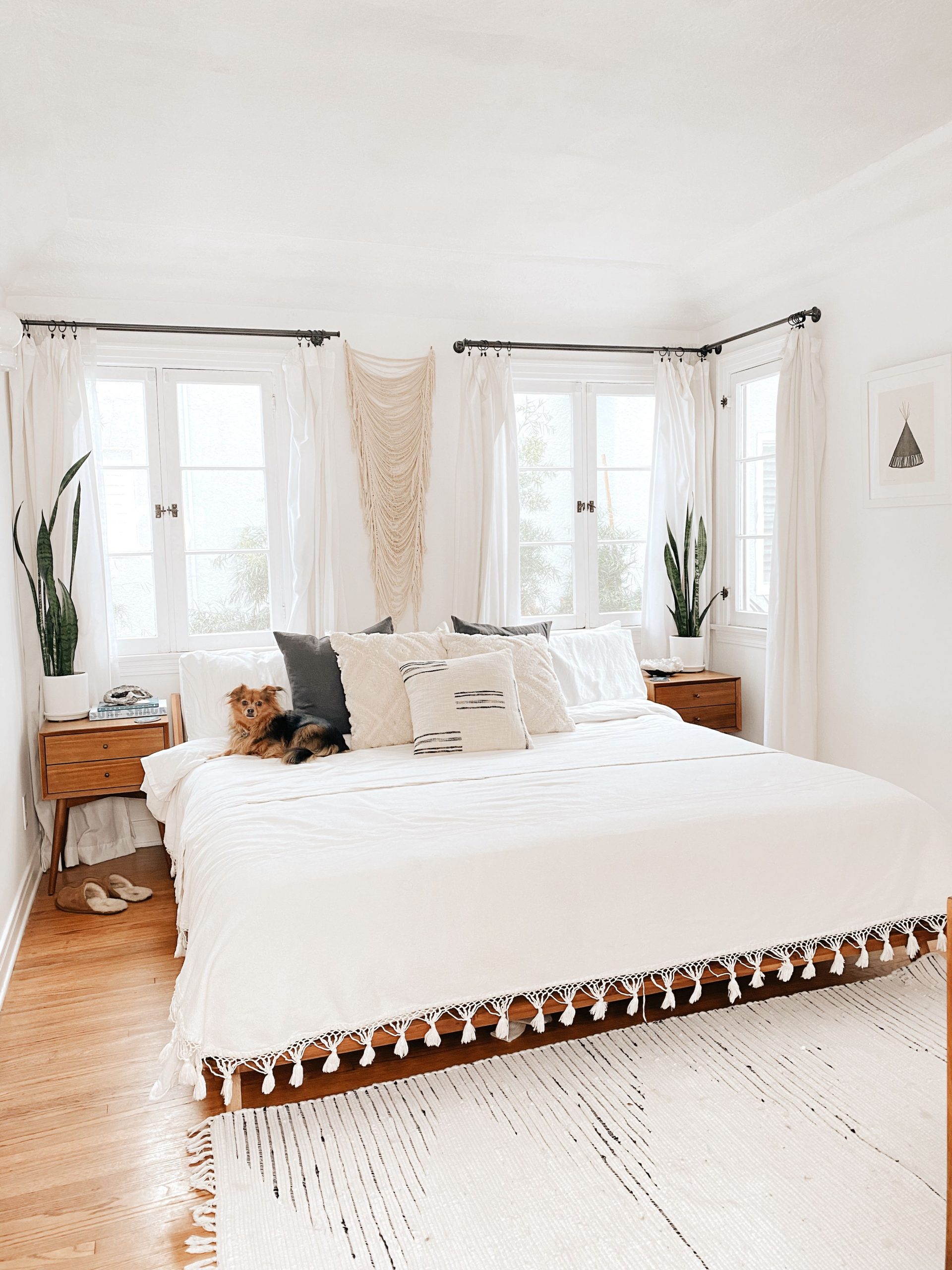 32 White Bedroom Ideas For a Cozy Escape