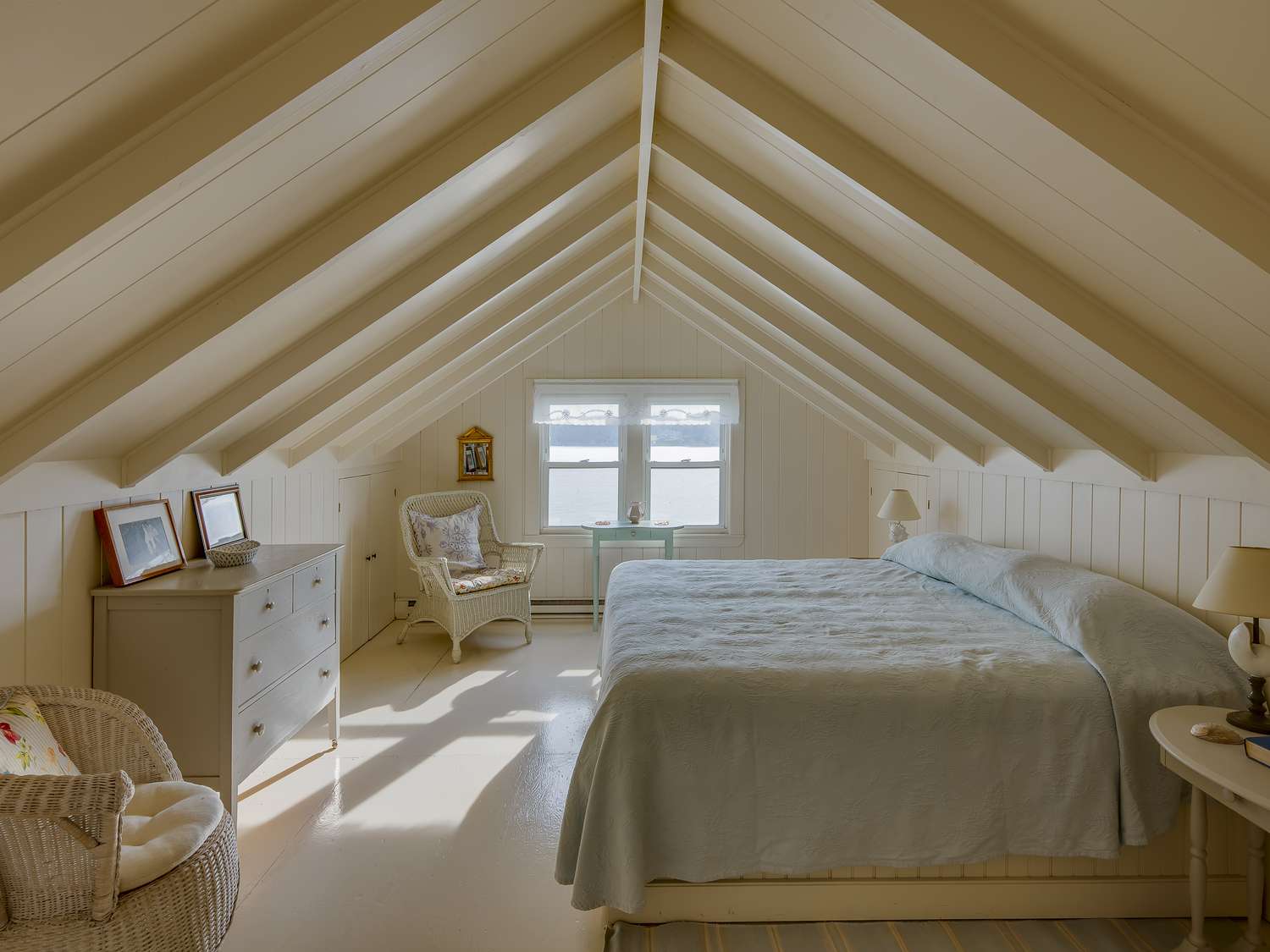 33 Dreamy Attic Bedroom Ideas That Are Super Cozy
