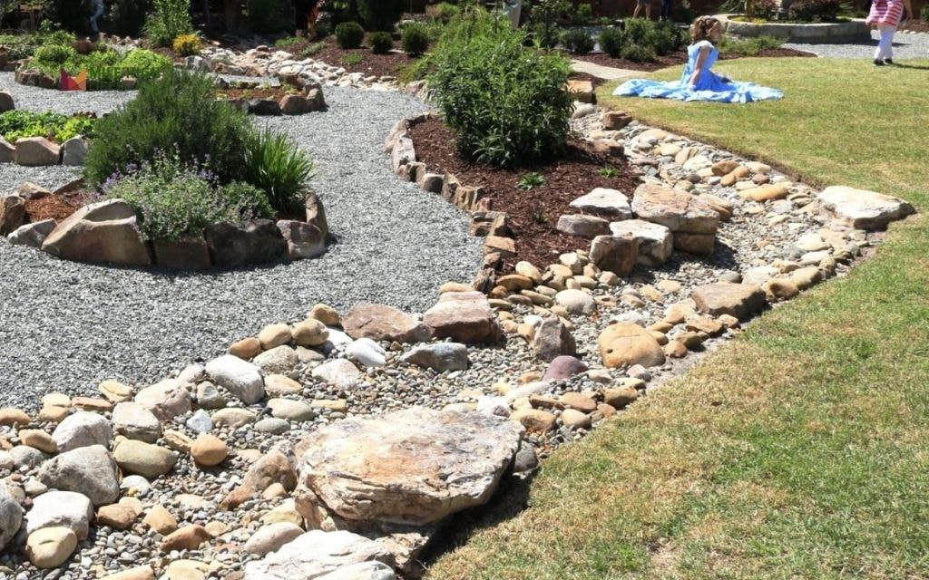 7 Easy Lava Rock Landscaping Ideas for Low-Maintenance Yards