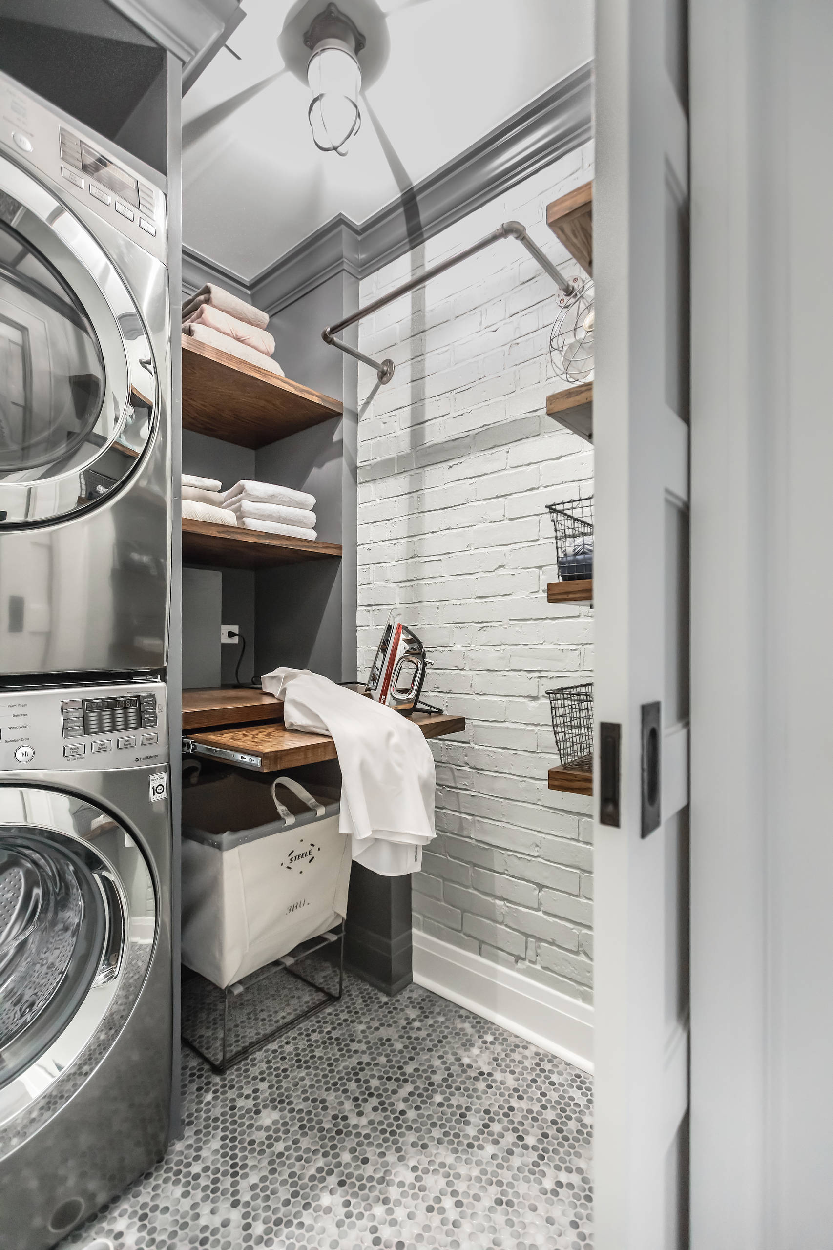 75 Beautiful Stacked Washer/Dryer Laundry Room Pictures & Ideas | Houzz