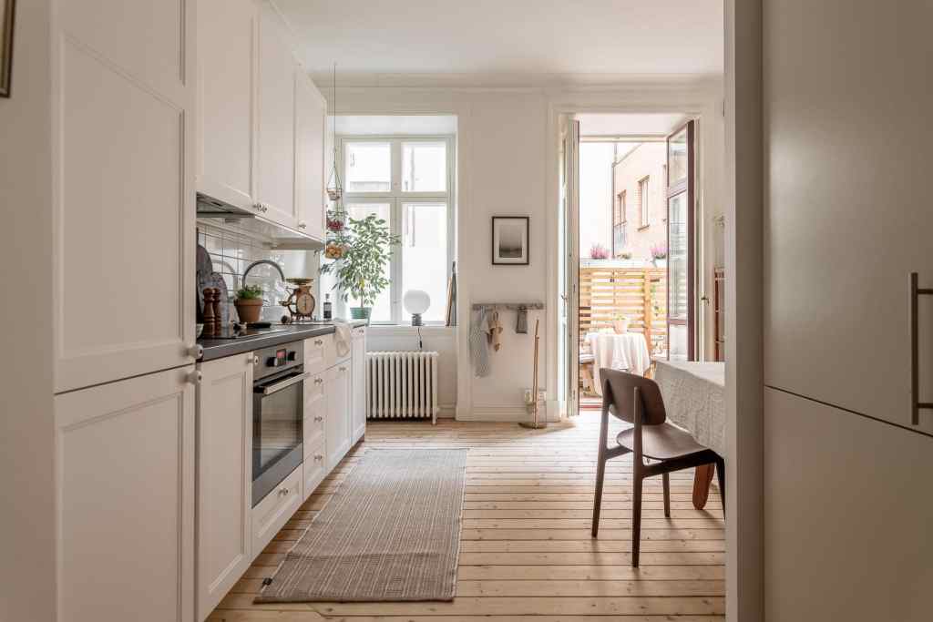 A one-bedroom apartment with a bed nook and a white kitchen - COCO LAPINE DESIGNCOCO LAPINE DESIGN