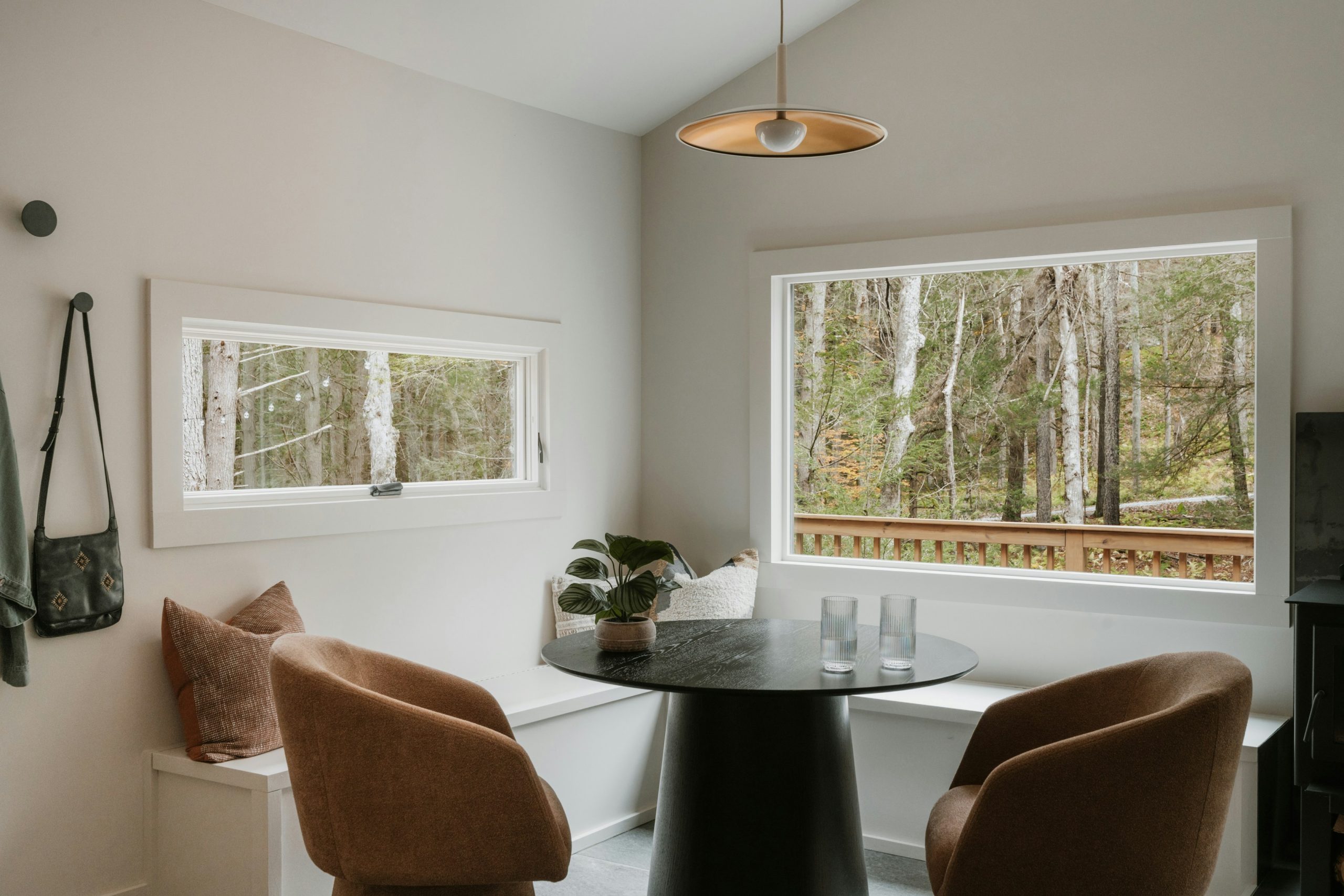 Breakfast nook (IG: @clay.banks)