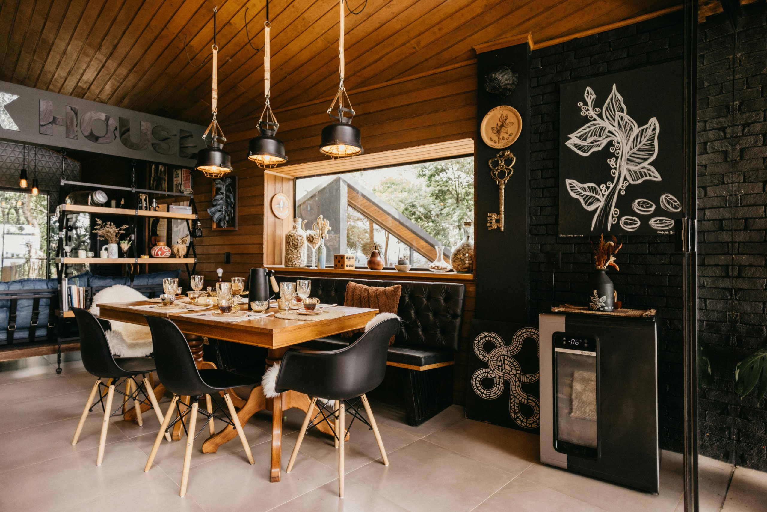Cozy dining room with rustic decor in Espírito Santo, Brazil, featuring modern furniture.