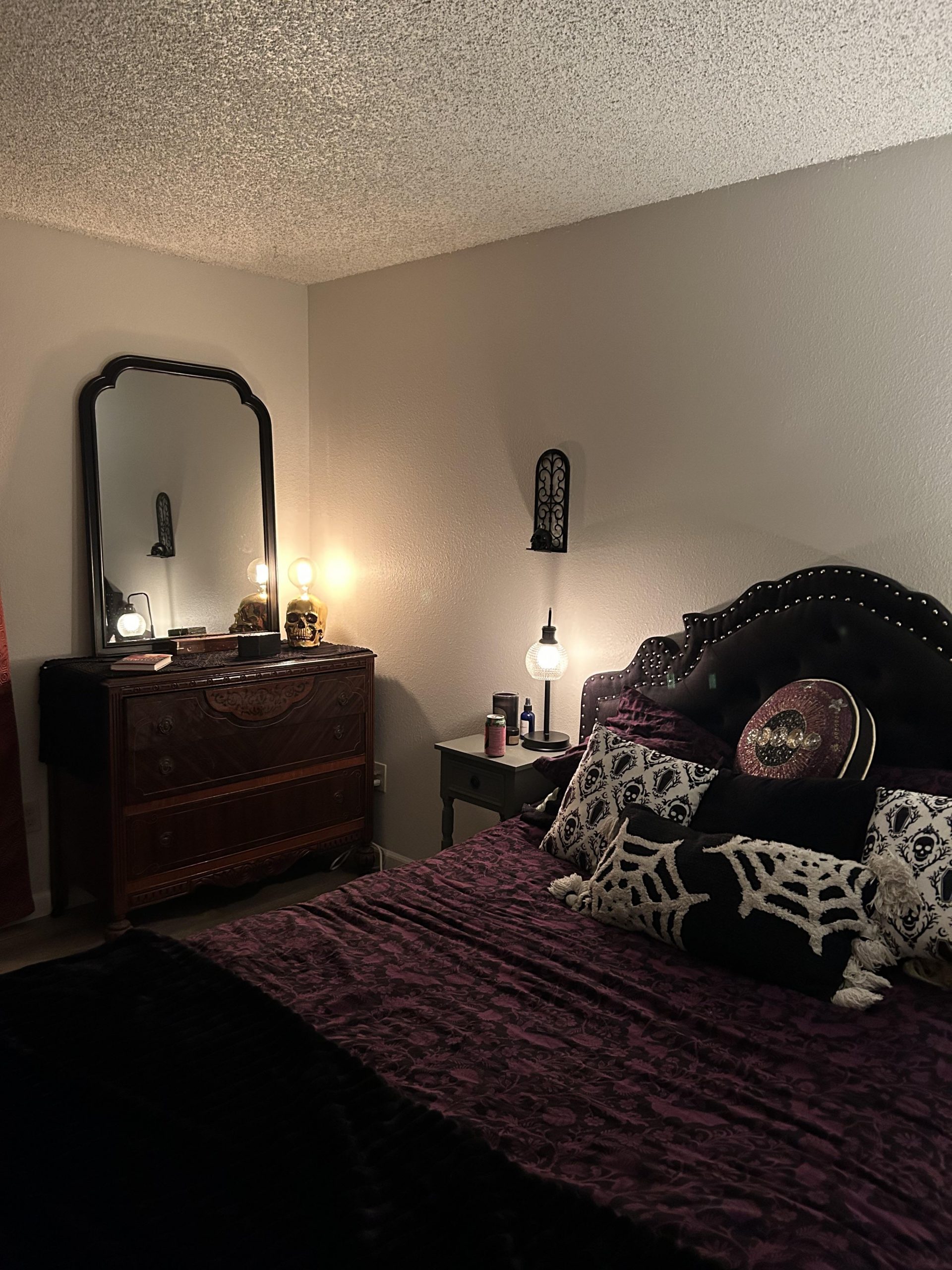 Cozy gothic bedroom OC : r/CozyPlaces