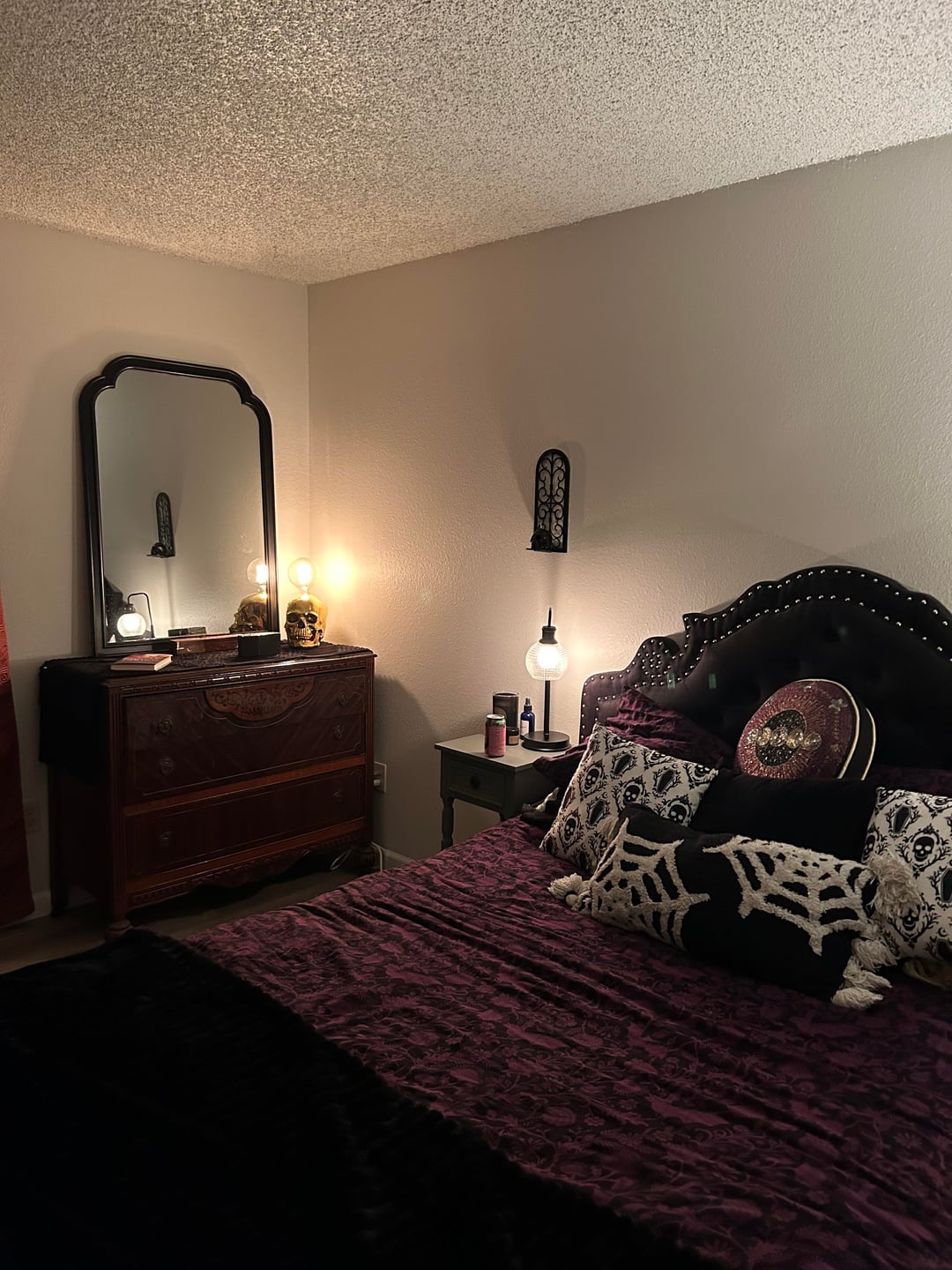 Cozy gothic bedroom OC : r/CozyPlaces