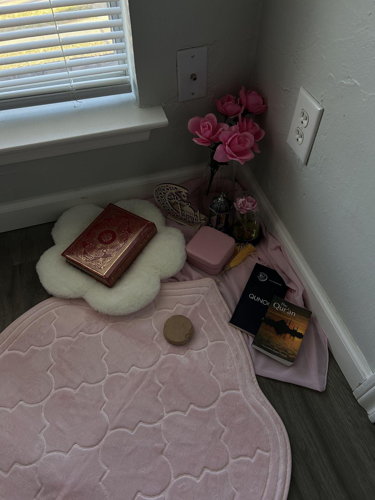 Do you have a prayer corner? If so how did you set it up? : r/muslimgirlswithtaste