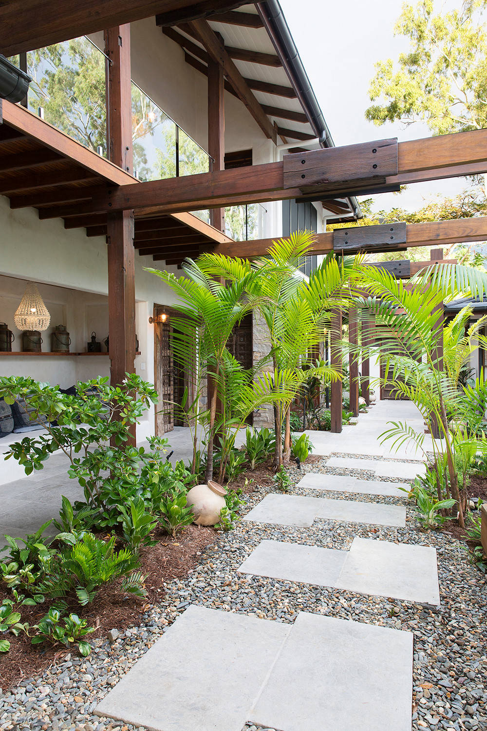 Houzz Tour: Lush Australian Beach Retreat Invites the Outside In