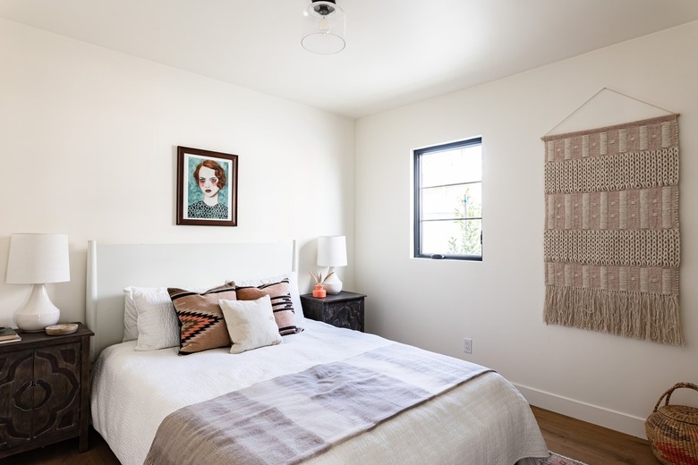 How To Arrange A Small Bedroom With A Queen Bed