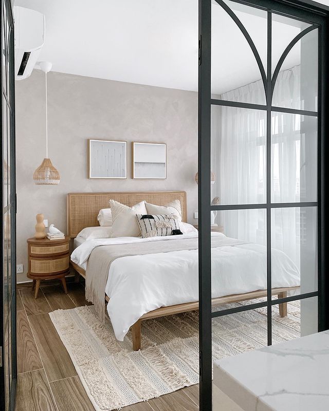 How to Arrange a Small Bedroom With a Queen Bed