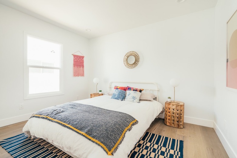 How To Arrange A Small Bedroom With A Queen Bed