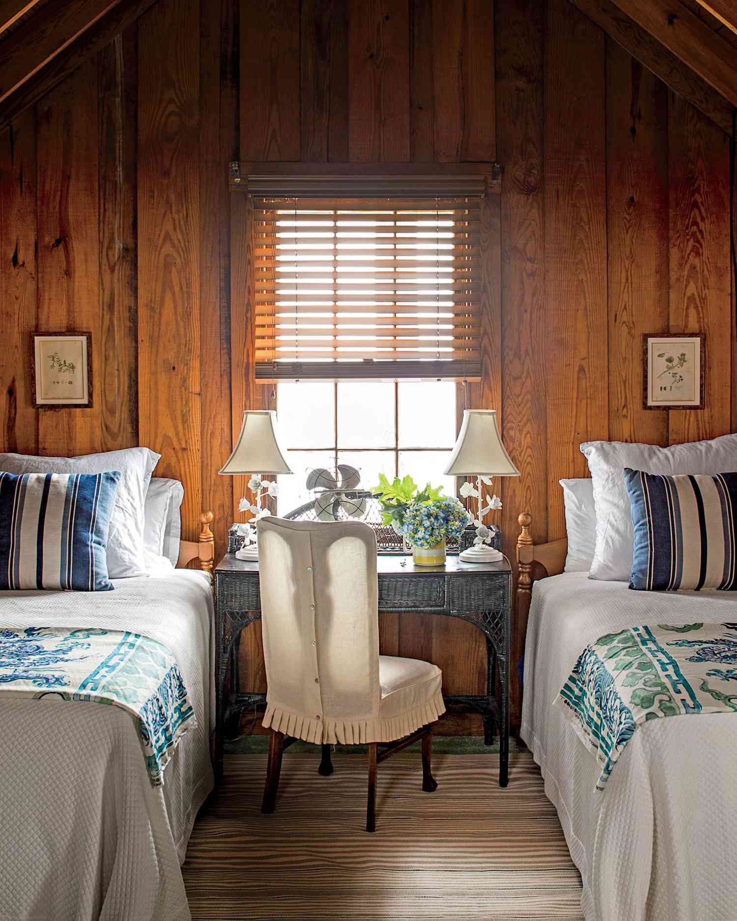 How To Decorate A Guest Room With Twin Beds