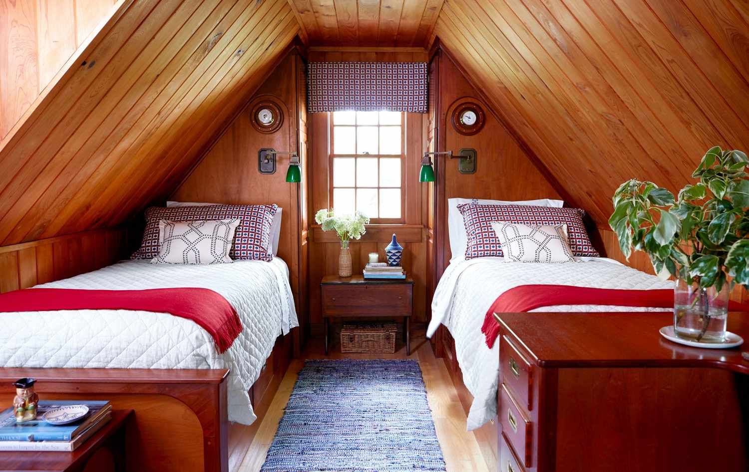 How To Decorate A Guest Room With Twin Beds