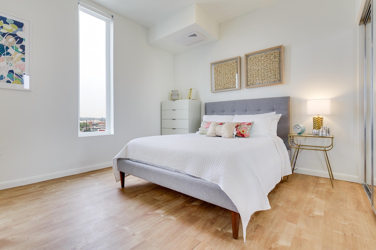 interiors, interior design, hotel, motel, flat, bed, mirror, dresser, decor, decorations, pillows, art, furniture, bedding, gray art, gray design, gray bed, gray mirror, gray interior, gray hotel, int