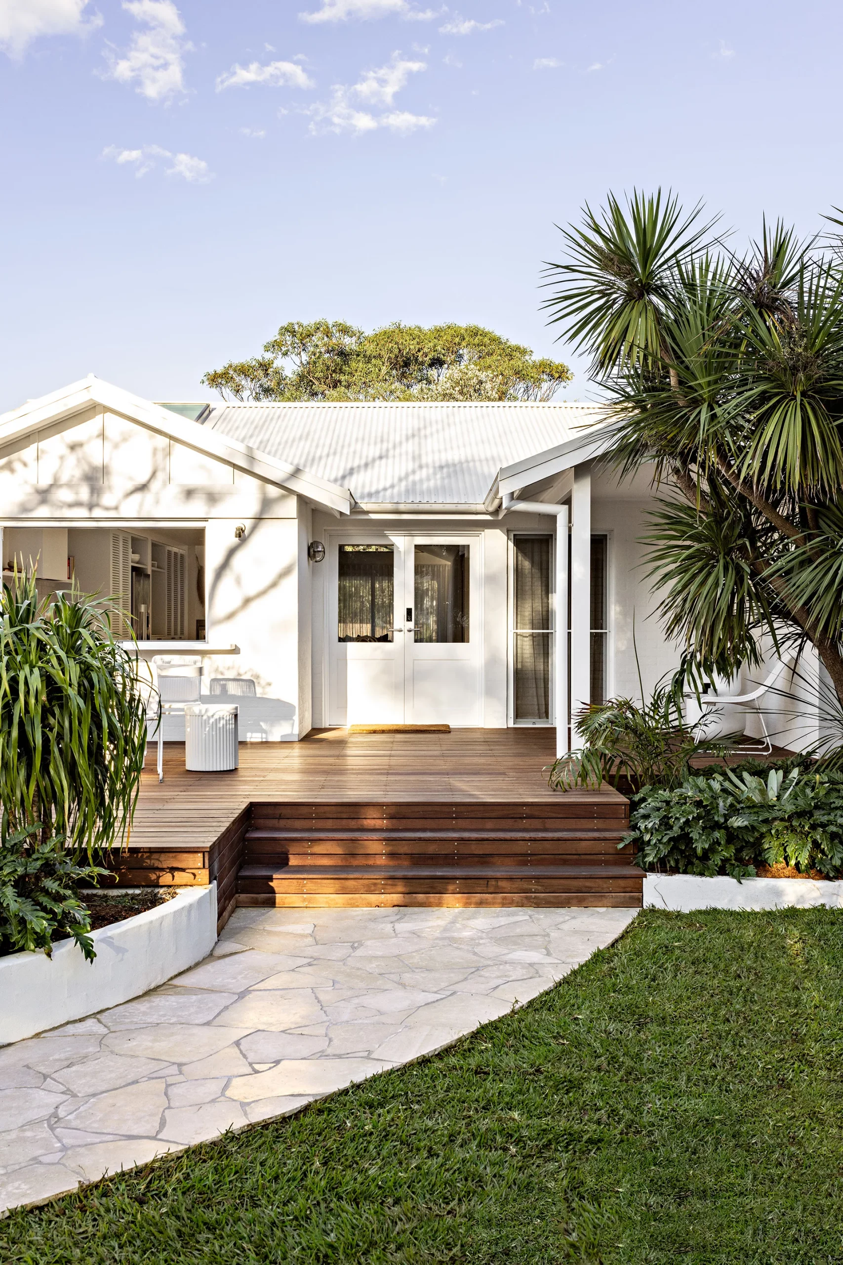 These 11 Homes Prove A White Home Exterior Is Superior