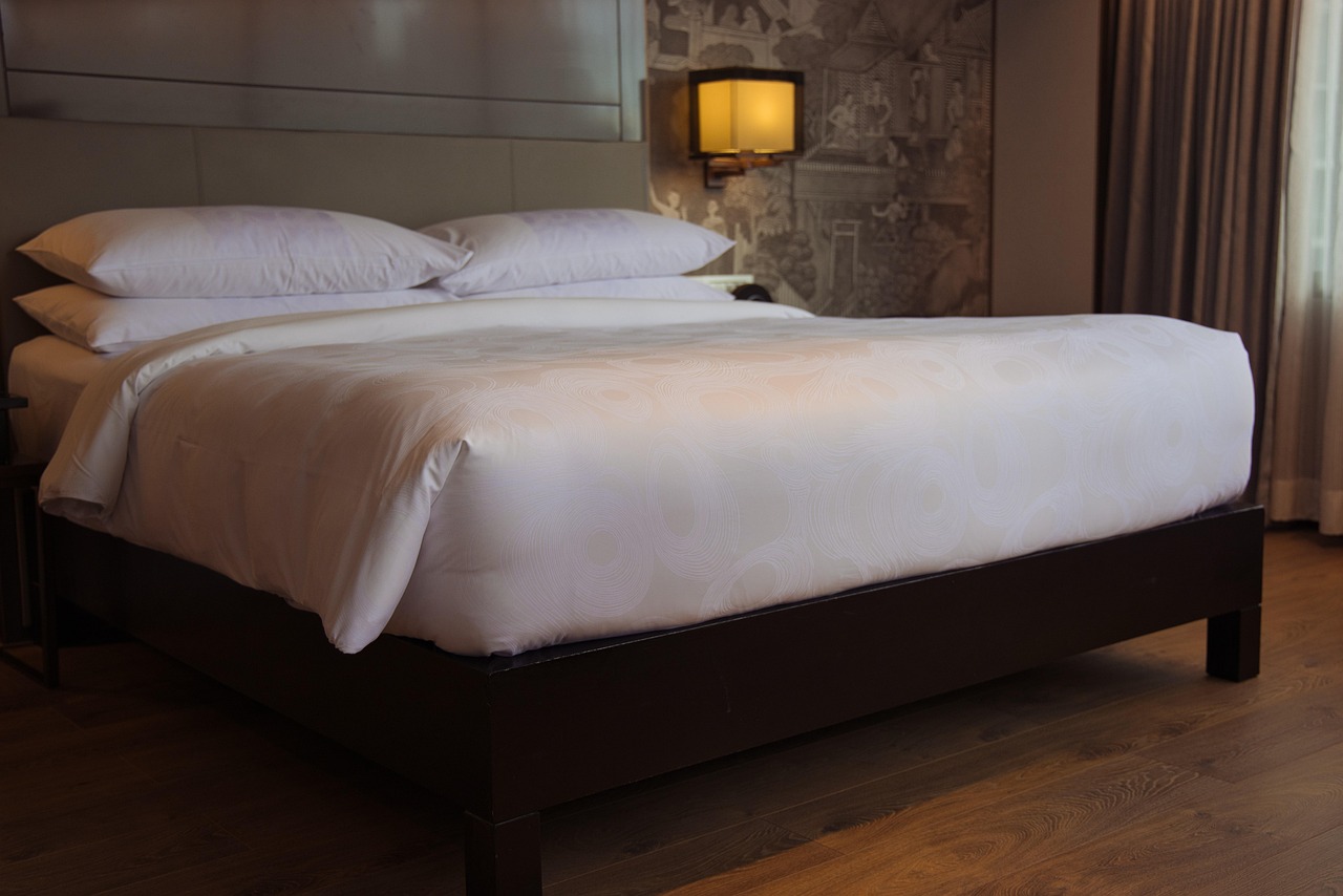 to travel, romantic, clean, wood, comfortable, furniture, relaxation, at home, decorate, furnished, nobody, sleep, reside, suite, bed, interior, hotel, quiet, lamp, bedroom, luxury, bed linen, pillow,