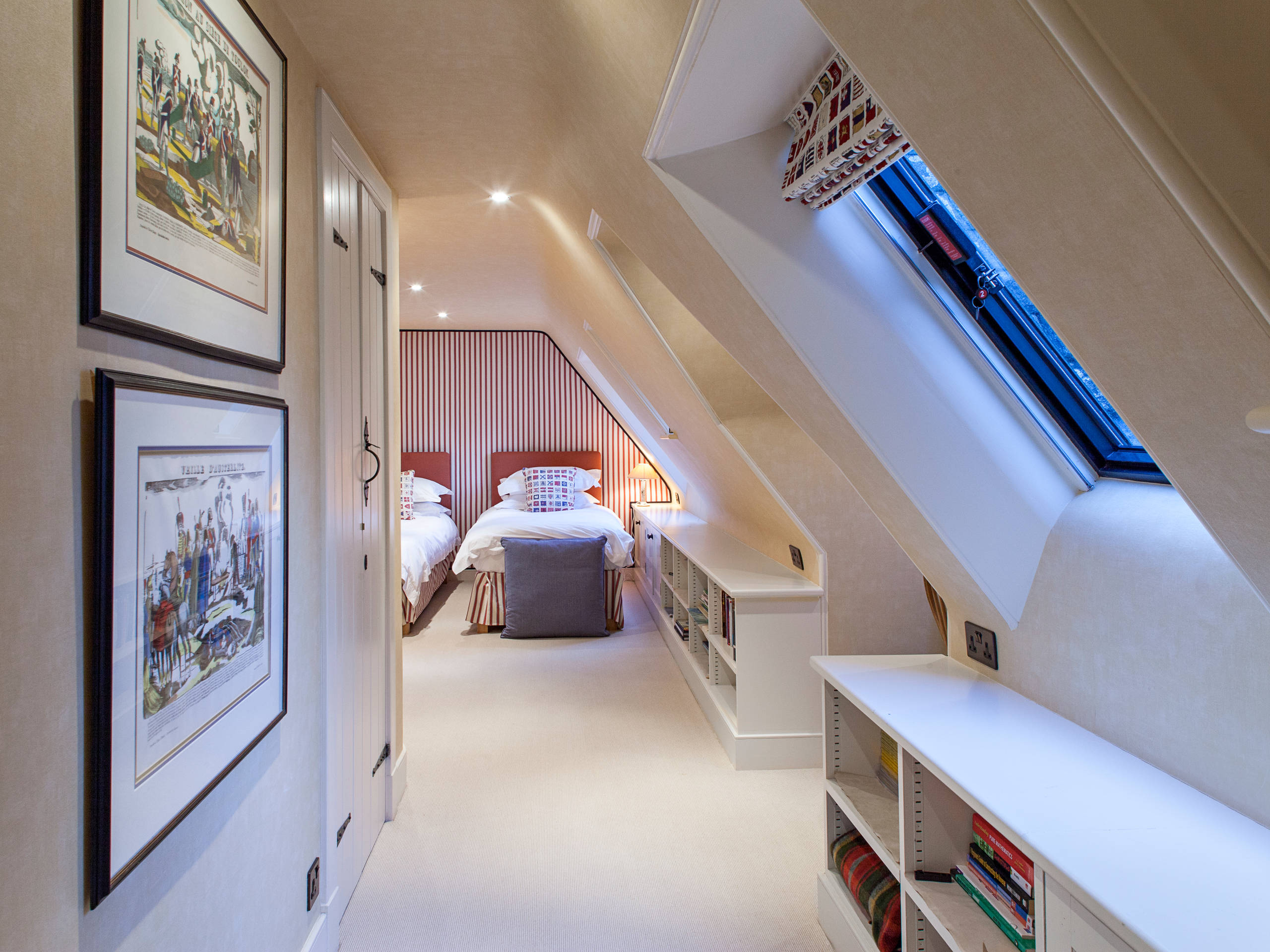 10 Genius Ways to Fit Extra Storage into Your Loft Conversion | Houzz IE