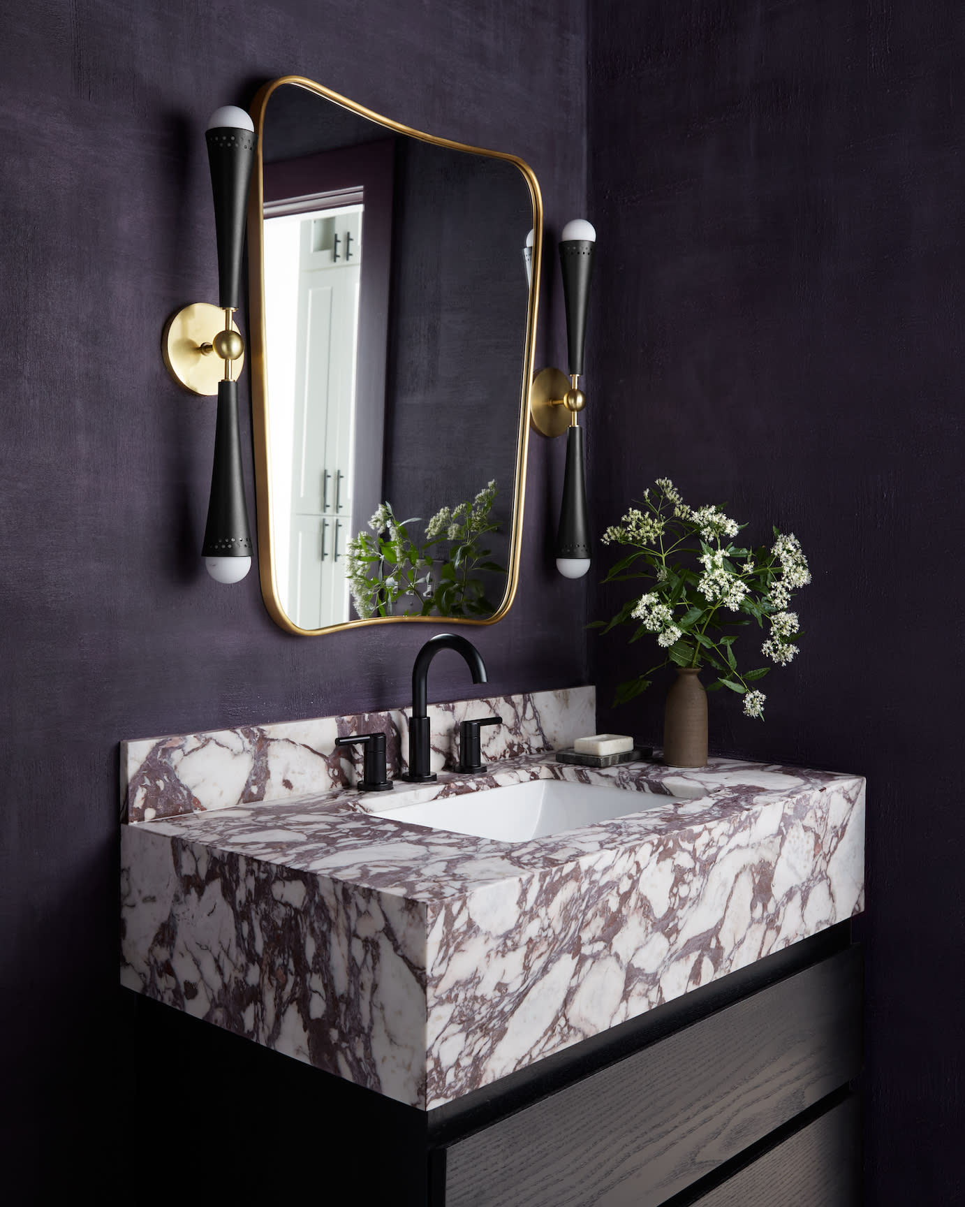 12 Modern Powder Room Ideas With Major Wow Factor | LUXE Interiors + Design