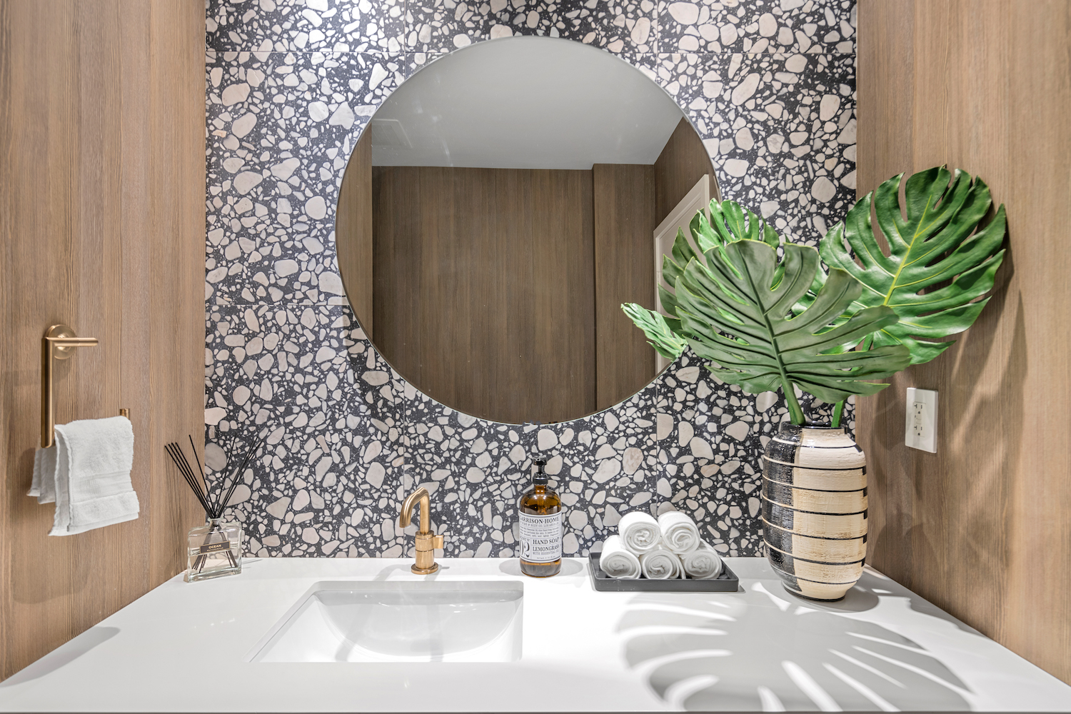 12 Modern Powder Room Ideas With Major Wow Factor | LUXE Interiors + Design