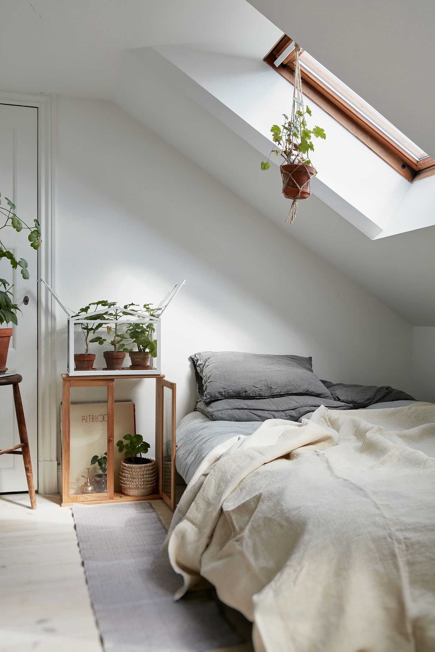 19 Attic bedroom ideas that make a sloped ceiling work well - COCO LAPINE DESIGN