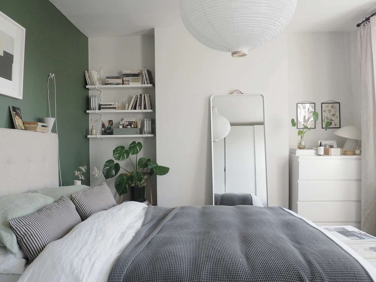 20 Stylish and Functional Bedroom Shelving Ideas