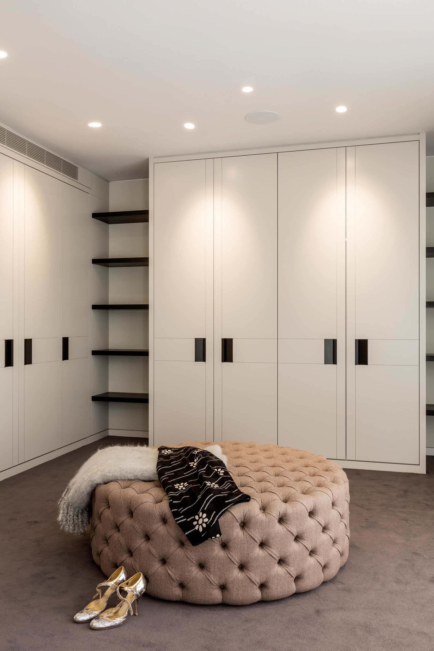 21 Stylish Wardrobe Designs That Celebrate Contrast