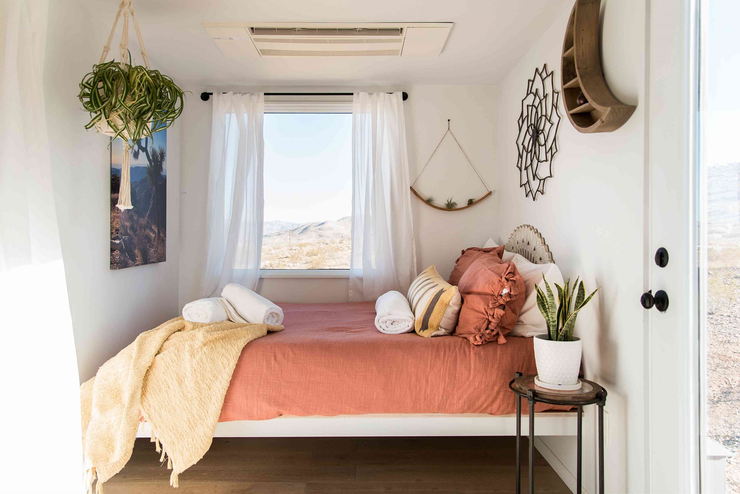 22 Small Guest Bedroom Ideas to Maximize Your Space