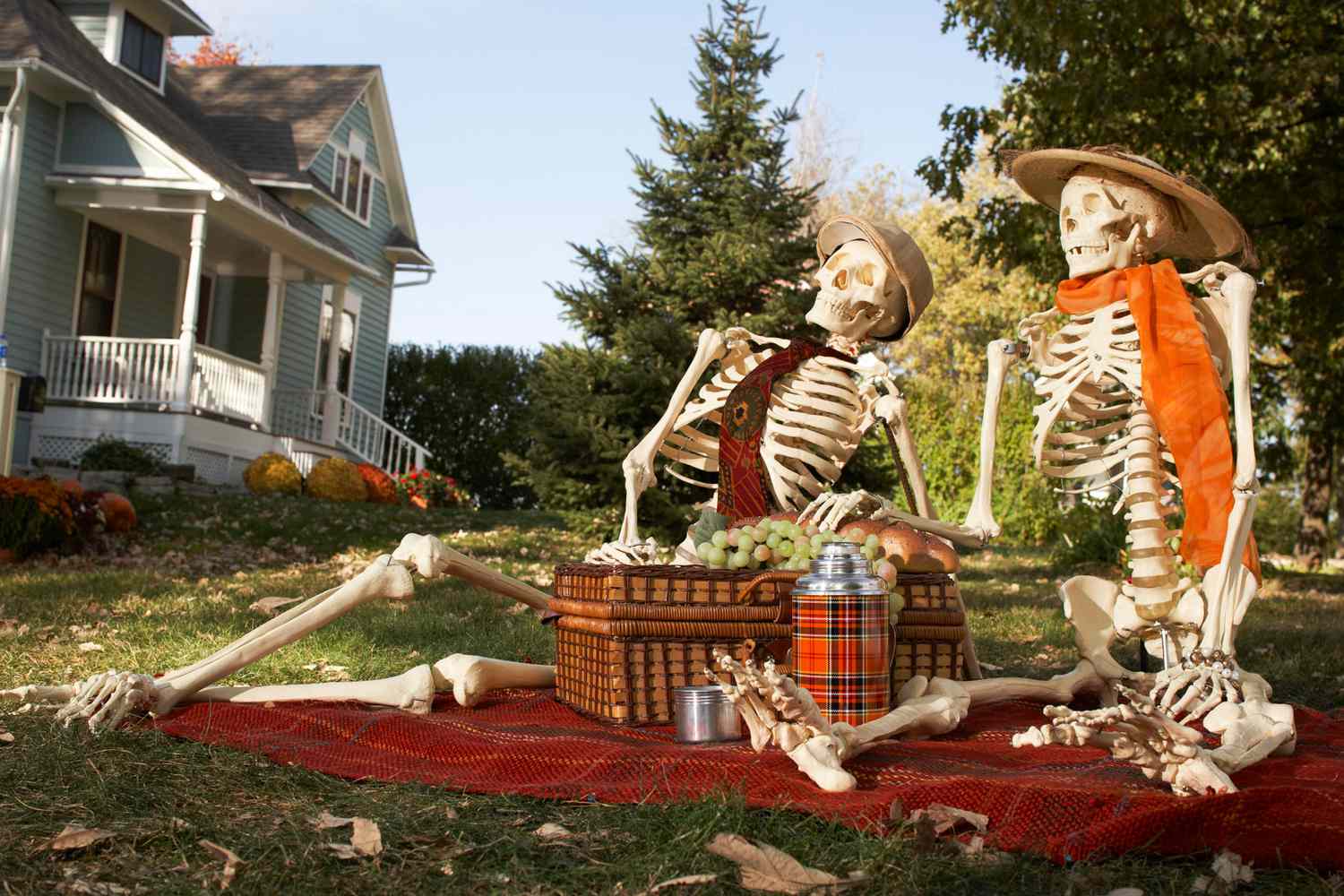 25 Outdoor Skeleton Decor Ideas For a Fun Halloween
