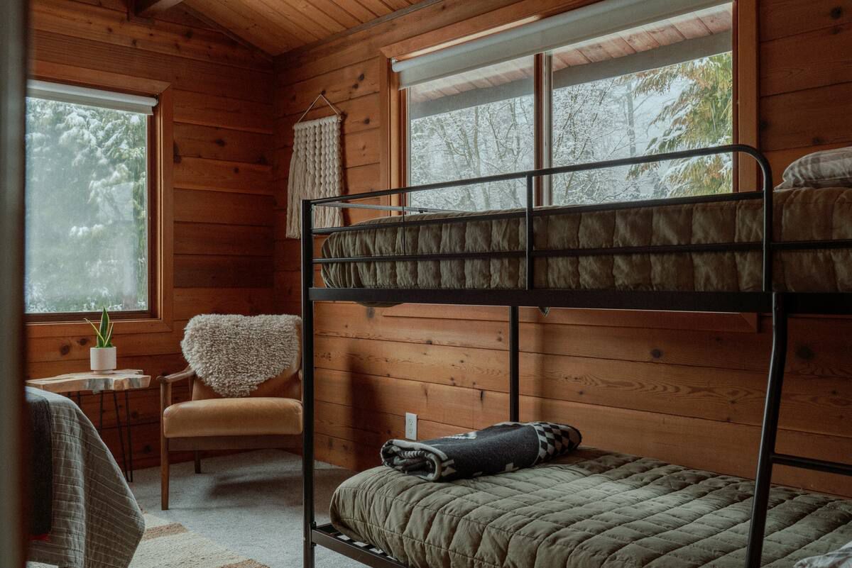 28 Log Cabin Interiors That Are Both Rustic and Modern
