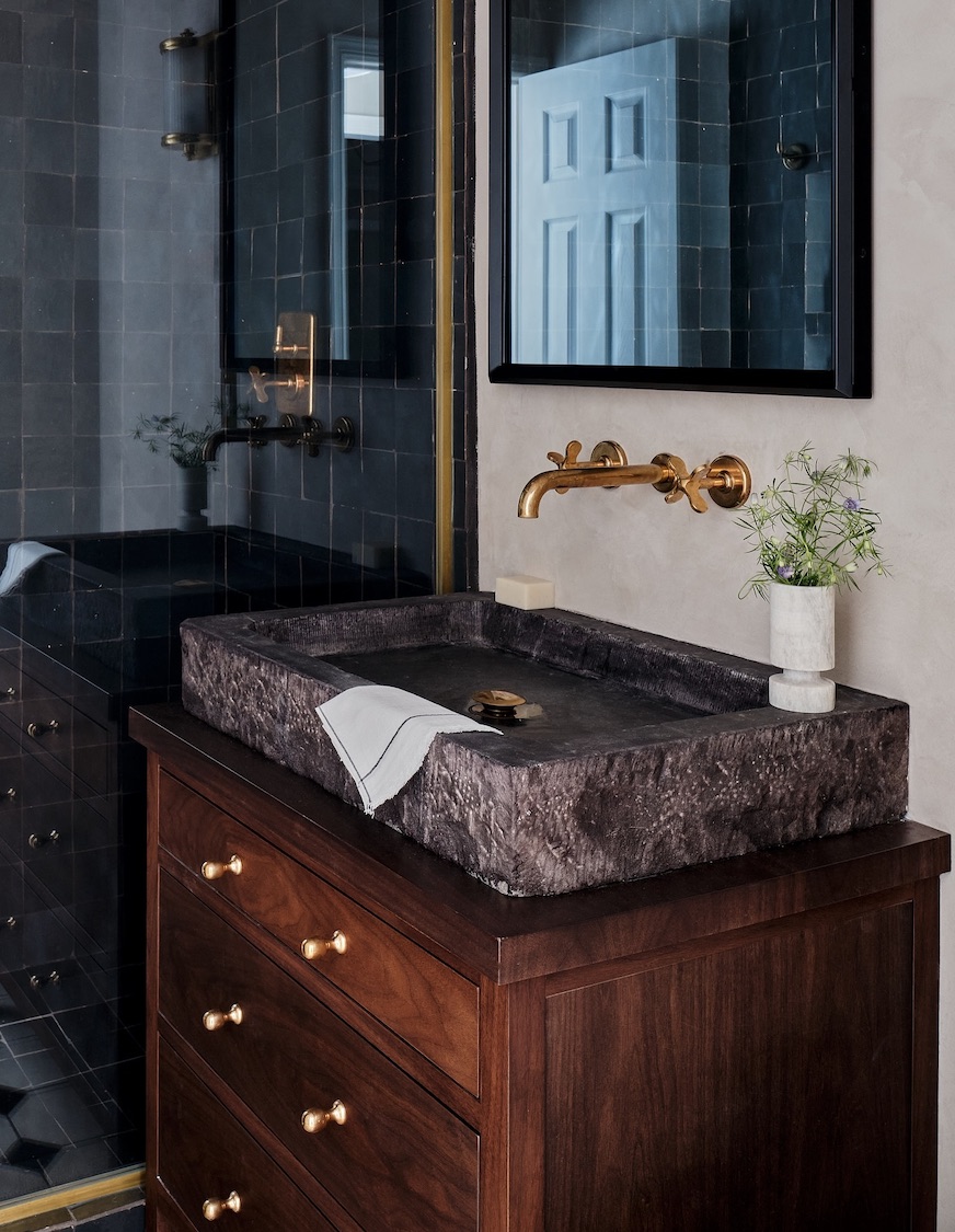 29+ Moody Bathroom Ideas That Are Elegant & Dreamy (2024)