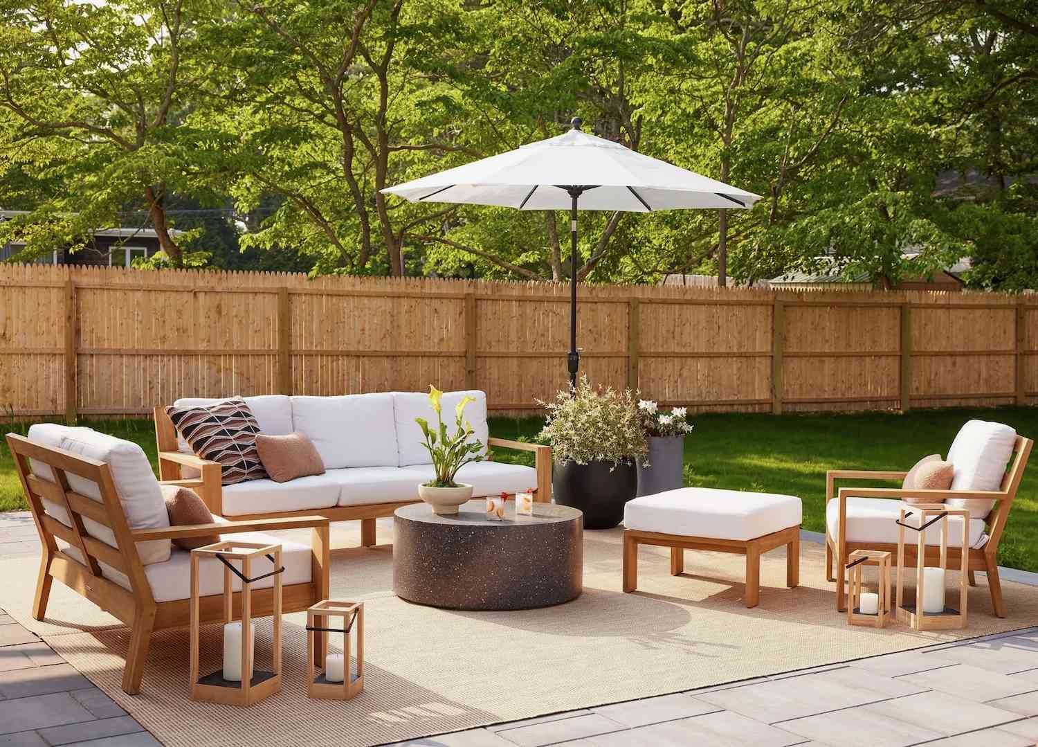 53 Privacy Fence Ideas That Turn Open Yards Into Secluded, Comfortable Outdoor Retreats