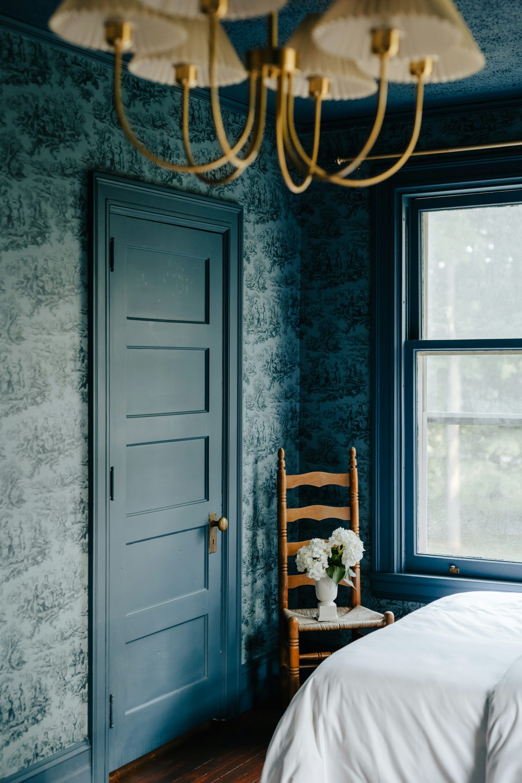 A bedroom with blue walls and a white bed photo – Free Wallpaper Image on Unsplash