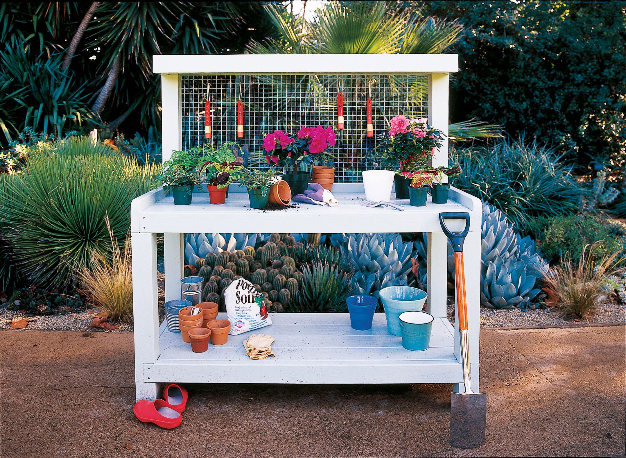 Backyard Potting Bench – Sunset Magazine