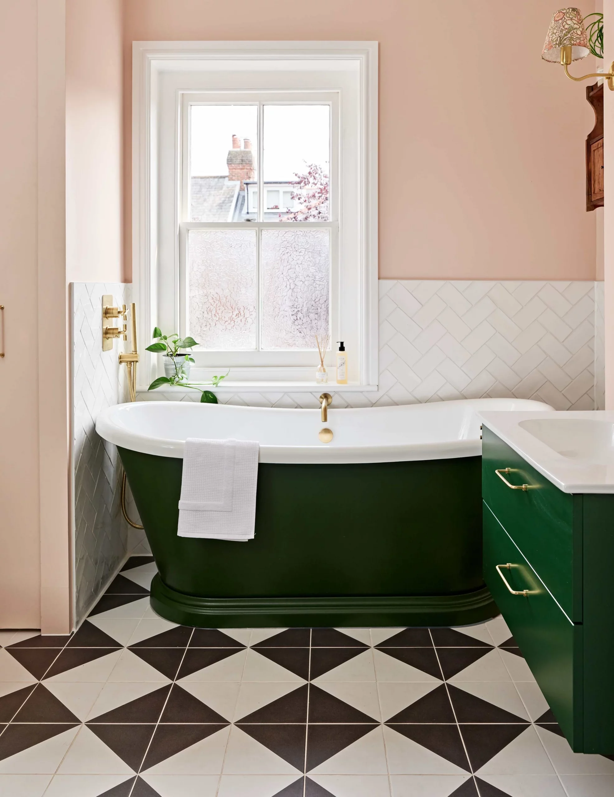 Bathroom Design: A Stylish Space With Chequerboard Floor and Charming Accessories