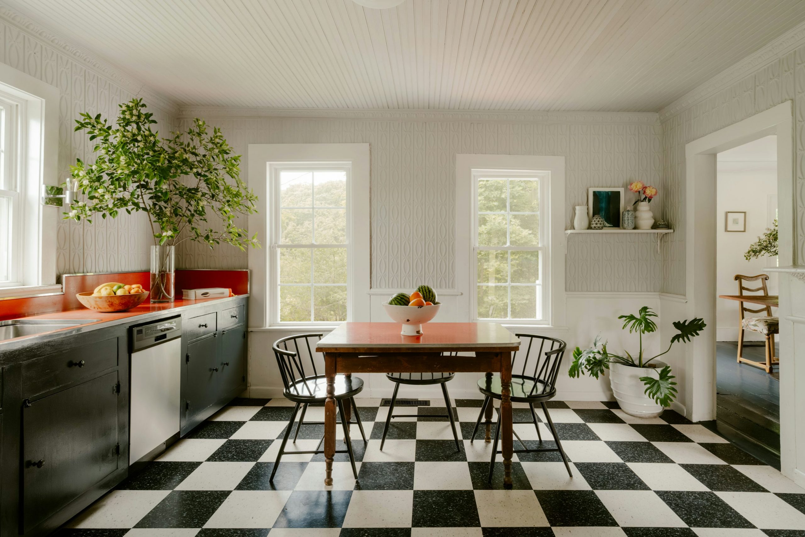 Bright kitchen with checkered floor, dining table, and large windows. photo – Free Kitchen Image on Unsplash